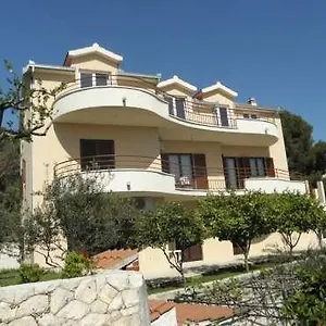 https://apartment-paula.hotels-in-trogir.com